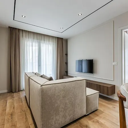 Metropolitan Living 1br Balcony By Pikhost *