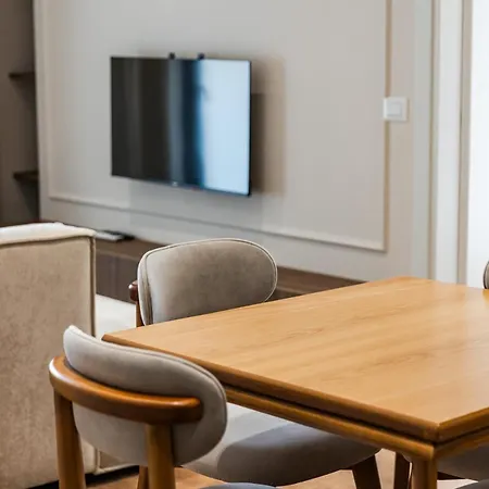 Metropolitan Living 1br Balcony By Pikhost
