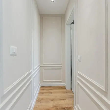 Metropolitan Living 1br Balcony By Pikhost Appartement Tirana